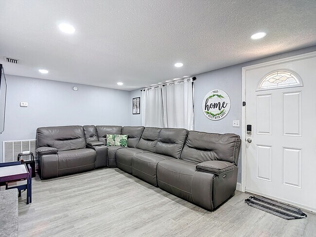 Building Photo - 5913 Appletree Rd