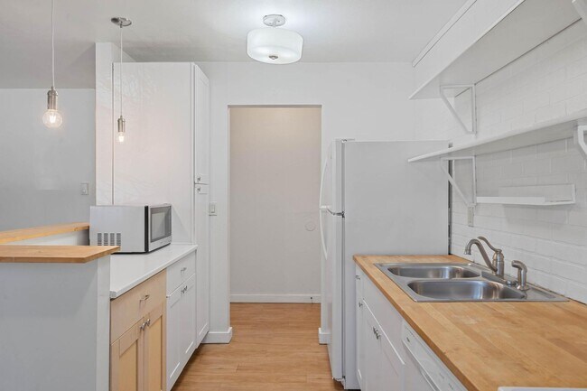 Building Photo - $500 off! Updated, upstairs 2-bdrm/1-bath triplex apt—On-site w/d, off-street parking, near downt...