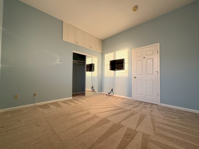 Building Photo - Charming Waterfront Single Family Home in Redwood Shores Available Now!