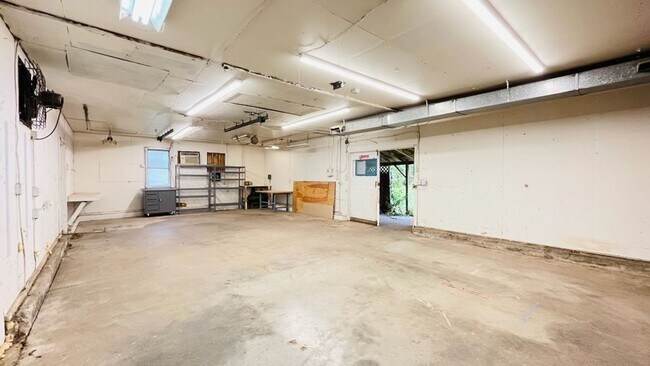 Building Photo - 1210 Farmington Ave