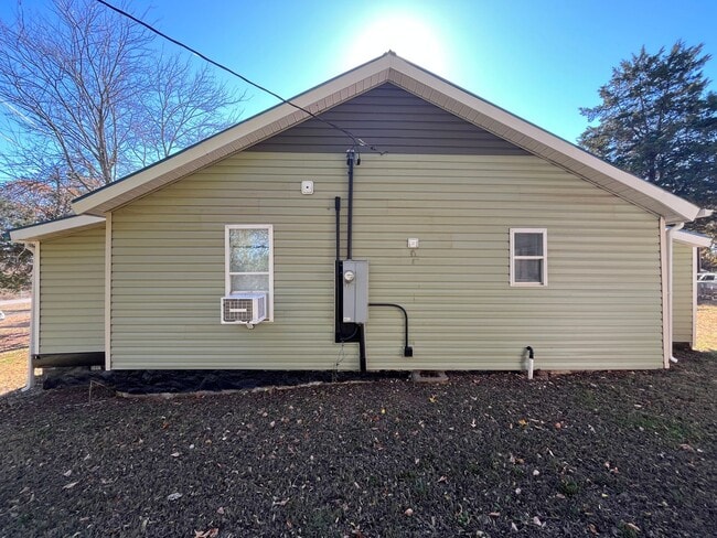 Building Photo - Cozy 2-Bedroom, 1-Bathroom Home