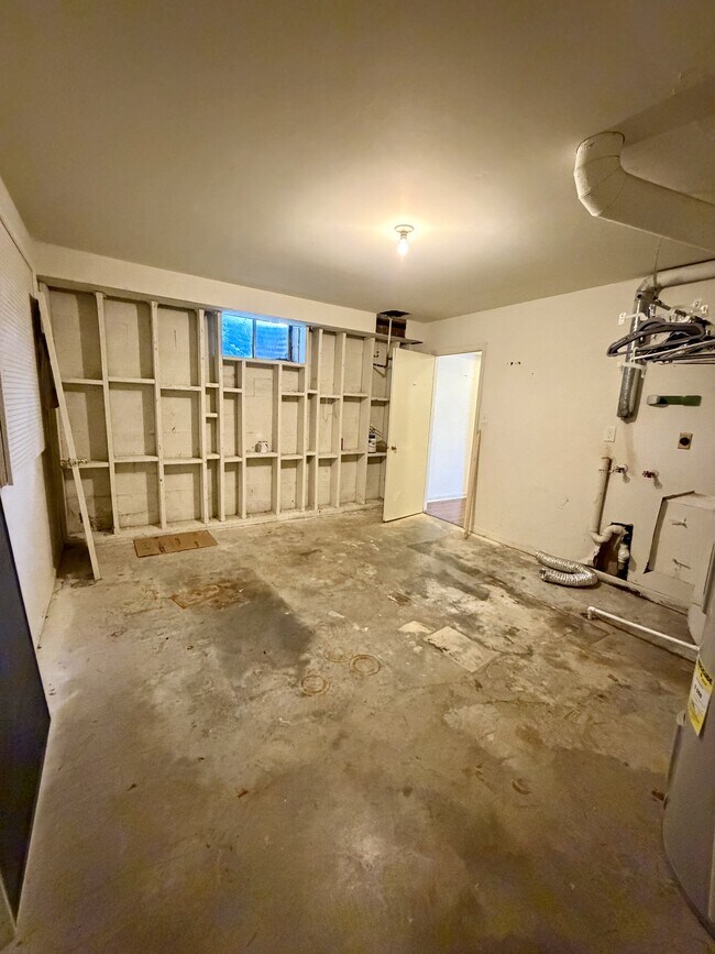 Building Photo - 305 W Cadbury Dr