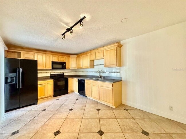 Building Photo - 2636 10th Ct