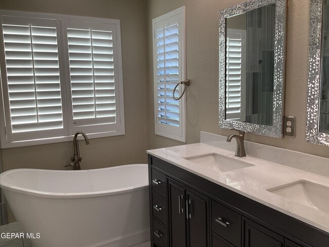 Building Photo - 305 Cloud Song E