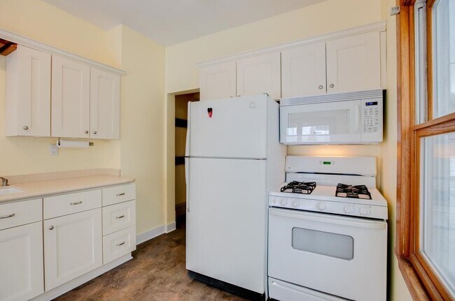 Building Photo - 807 Snelling Ave N