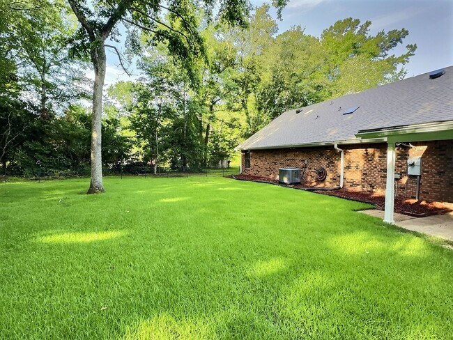 Building Photo - 118 Linnet Dr