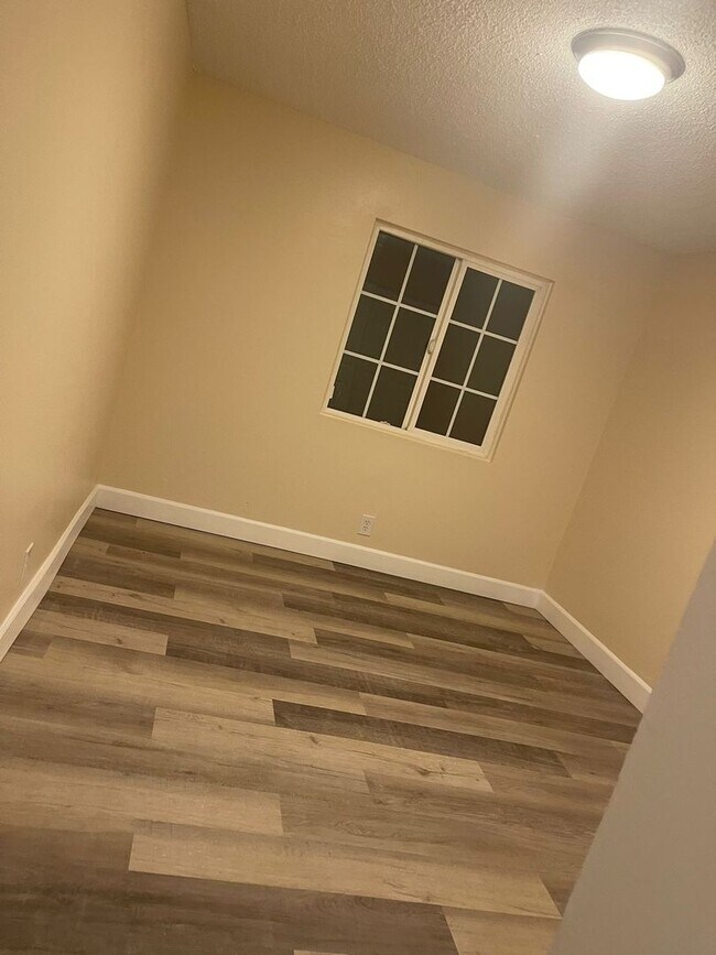 Building Photo - One bedroom, One bath. Downstairs unit. 89101