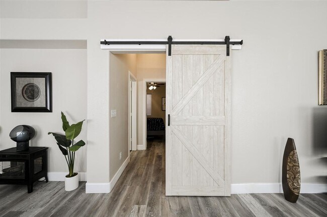 Building Photo - Fully Furnished - Turn Key - Short Term 31days+ - Sleeps up to 7