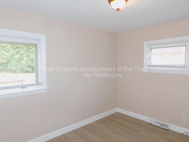 Building Photo - 915 Idlewood Dr