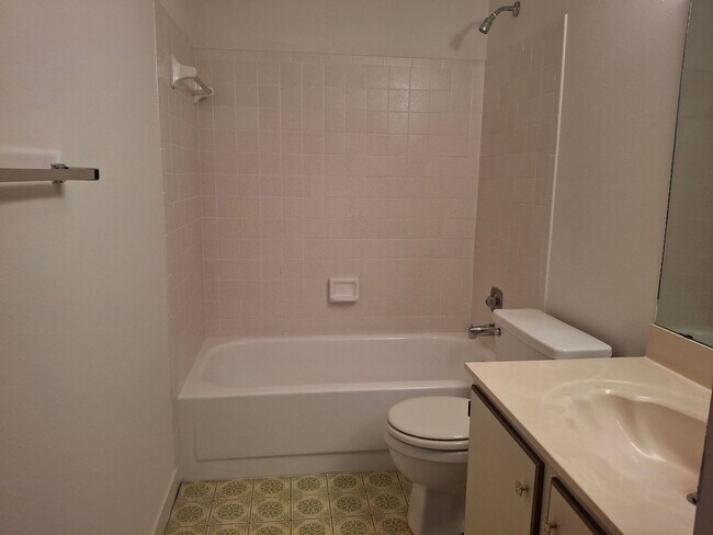 Building Photo - 2/2 in Silver Spring Shores 55+