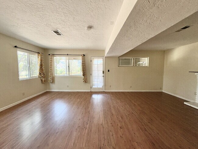 Building Photo - Charming 4-Bed by the Lake in Morgan Hill