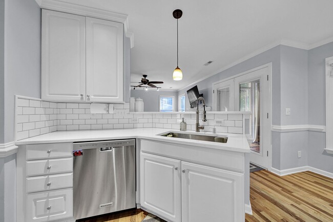 Building Photo - Spacious 4 Bed 2.5 bath Home in Davis Lake...