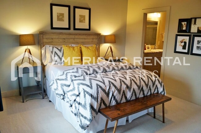 Building Photo - DEPOSIT PENDING! Beautiful Loft Style Town...