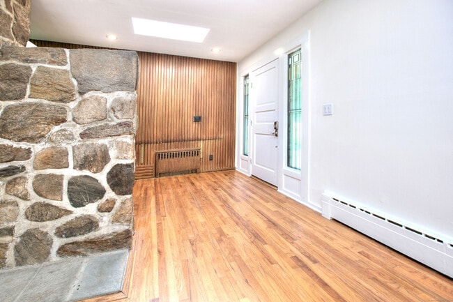 Building Photo - 208 Bayberry Ln