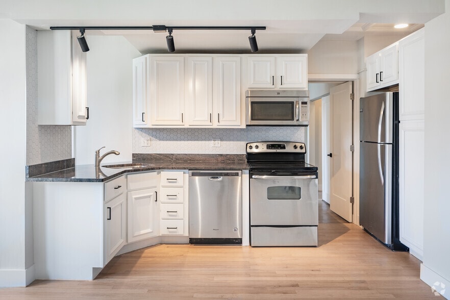 1BR, 1BA - 714SF - Kitchen - The Archer