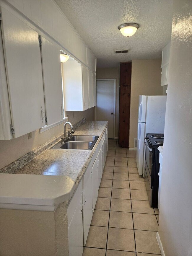 Building Photo - 612 Sunset Ln