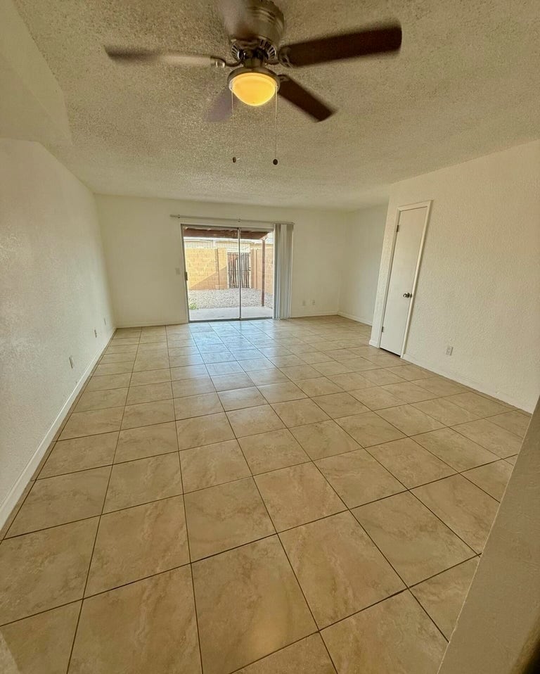 Living Room - 1510 E 26th Ln