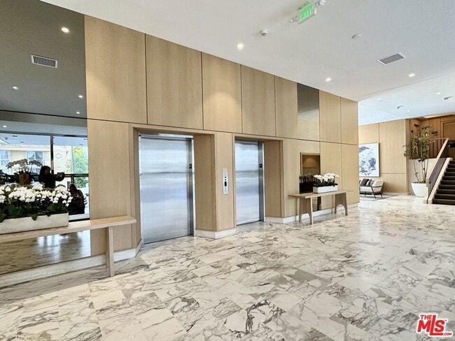 Building Photo - 999 N Doheny Dr