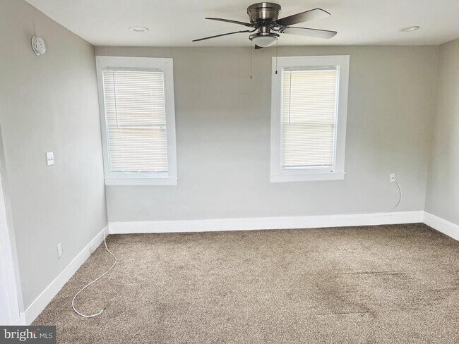 Building Photo - 324 E University Pkwy