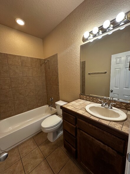 Building Photo - 3052 Pine Valley Dr