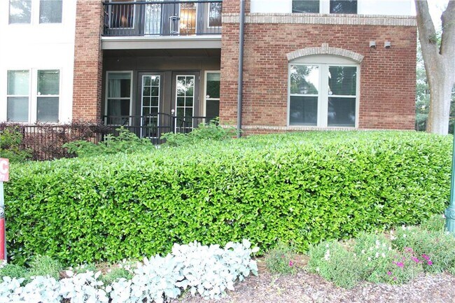 Building Photo - 901 Abernathy Rd NE