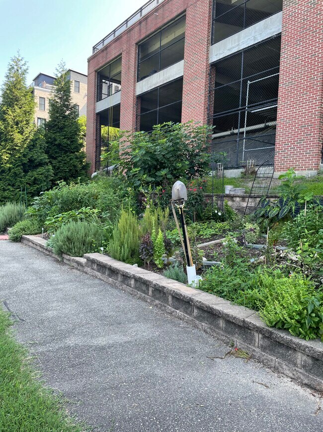 Building Photo - 2 Capital Trail Row