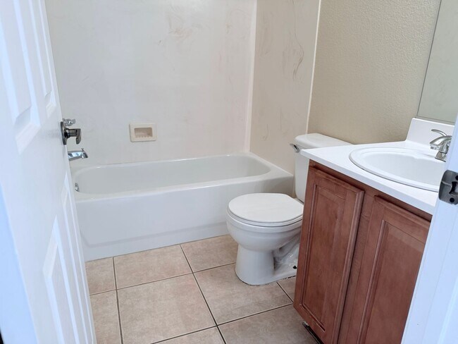 Building Photo - Spacious 2 bedroom 2 bath condo