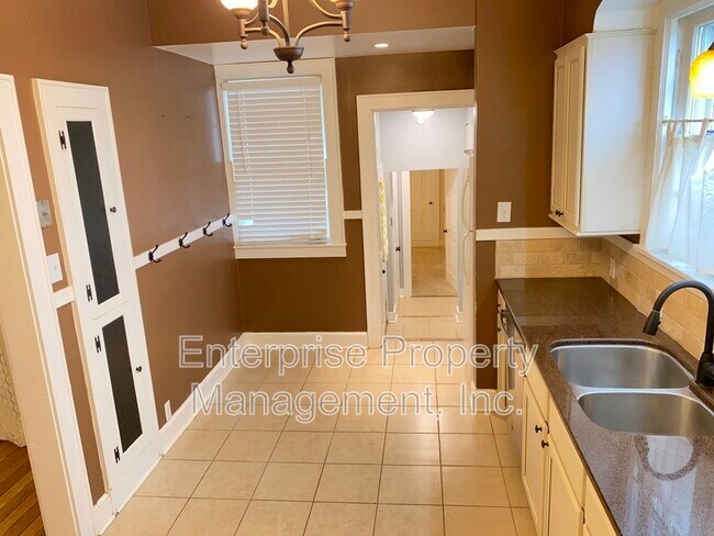 Building Photo - 451 S Reese St