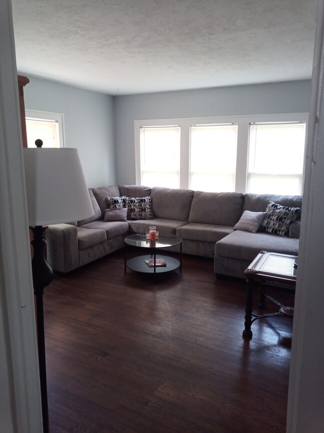 Living room facing Westheimer Rd. - 1539 Westheimer Rd
