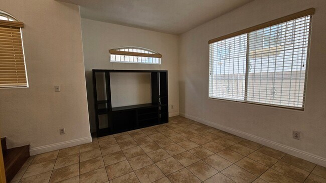 Building Photo - GORGEOUS HOME NEAR BLUE DIAMOND & DECATUR!!!!