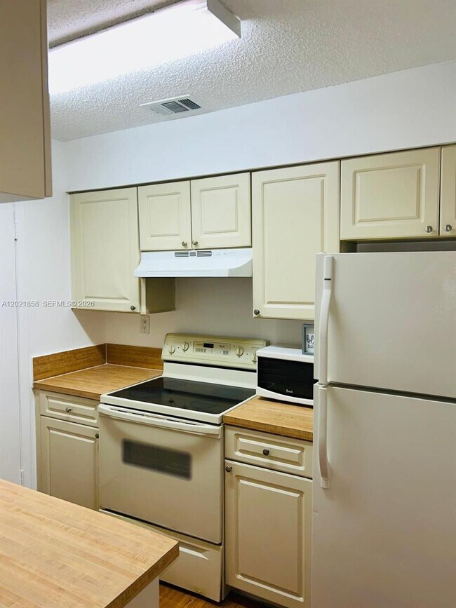 Building Photo - 17425 NW 67th Pl