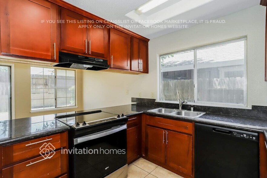 Building Photo - 1370 Tyler Dr