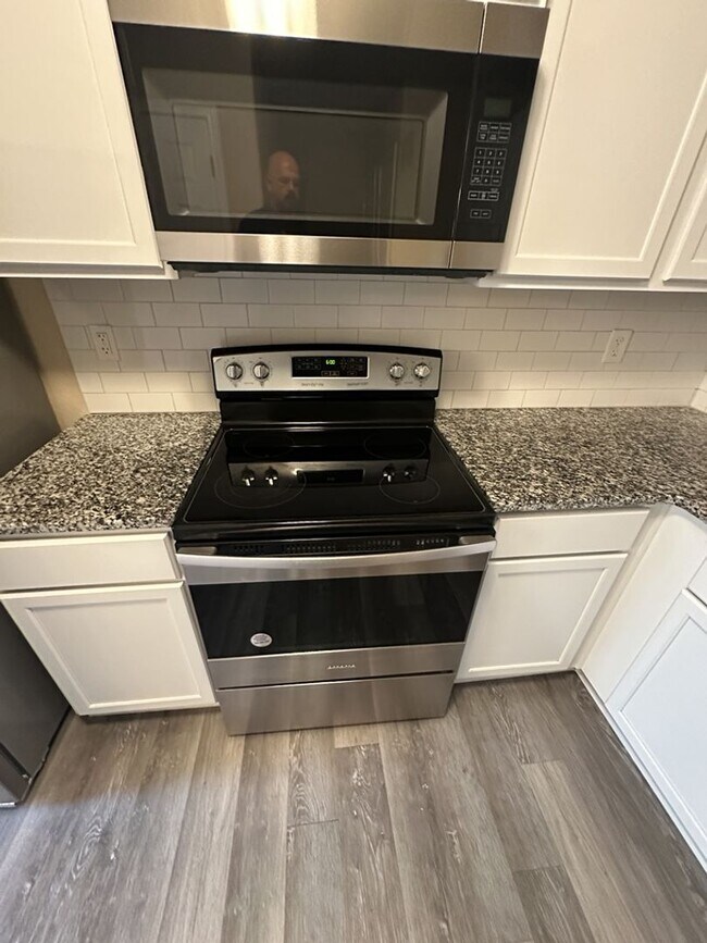 Building Photo - 3BD/2BA