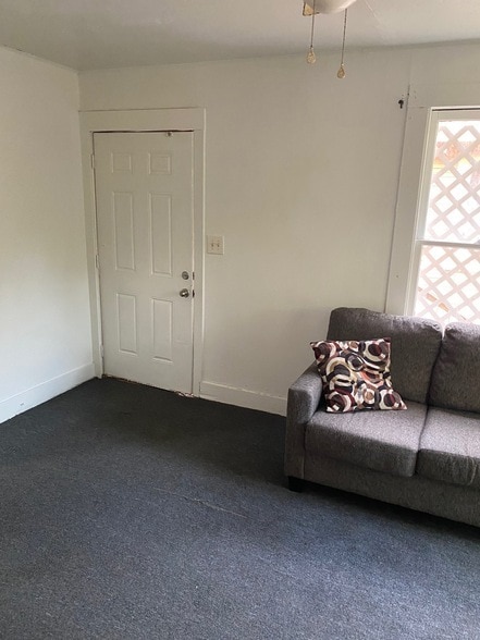 Building Photo - 256 E 75th St