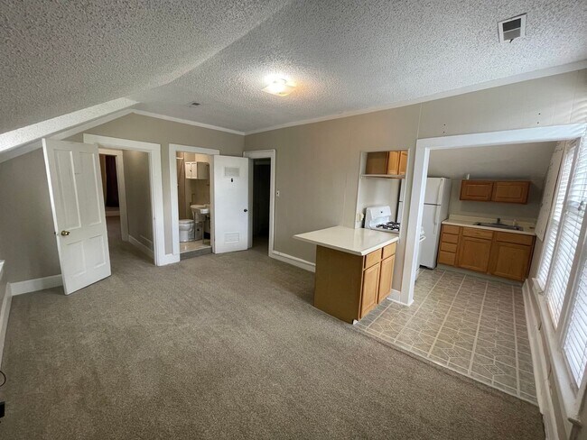 Building Photo - 818 N Corona St