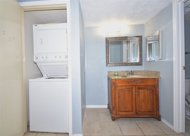 Building Photo - 2120 El Paseo St