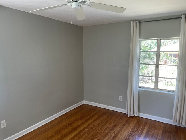 Building Photo - Near Downtown Mount Dora - adorable 2.2