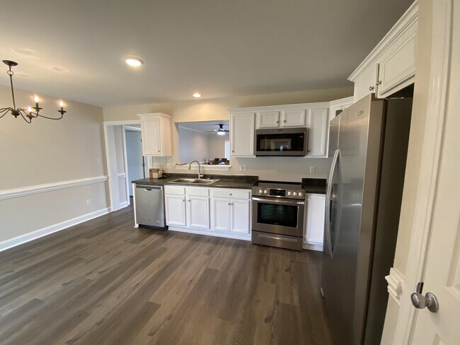 Building Photo - 2055B Cambria Dr