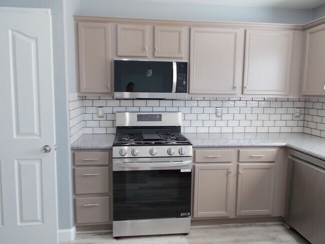 Building Photo - Modern 3-Bedroom Home in Prime Location wi...