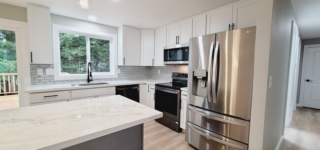 Building Photo - Stunning 4 bedroom House in an amazing location of Puyallup!