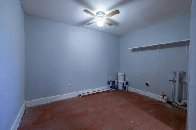 Building Photo - 2304 Thrasher Ln