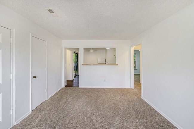 Building Photo - Charming 2BR/1BA Home - Look & Lease Special — Take ?500 off your first month’s rent!