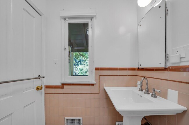 Building Photo - 7503 Willow Glen Rd