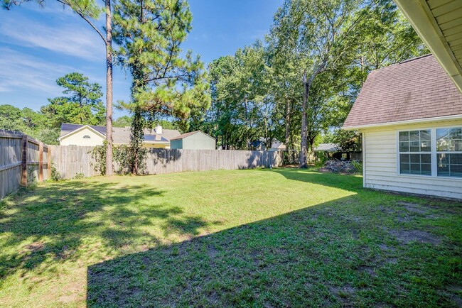 Building Photo - Spacious 3 Bed, 2 Bath Home with Large Bon...