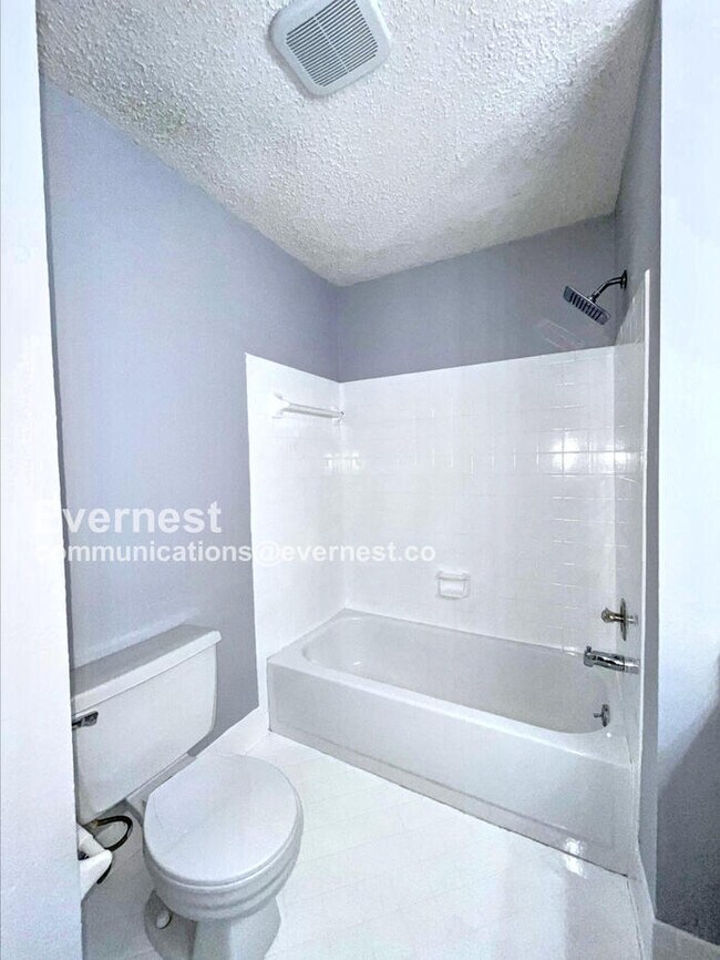 Building Photo - 5600 Country Dr