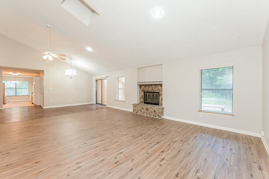 Building Photo - 1100 Creekwood Cove