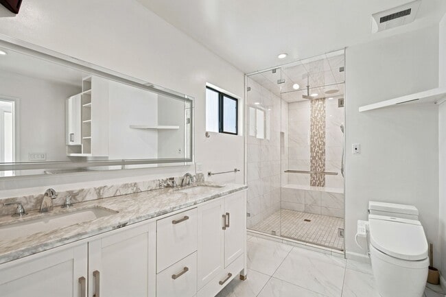 Building Photo - Privateer Duplex
