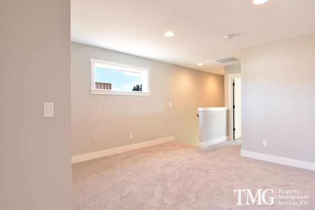 Building Photo - AmazingTownhome with Stunning Finishes! 1900+ Sq Ft, Fenced Yard!