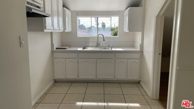 Building Photo - 4815 Normandie Ave