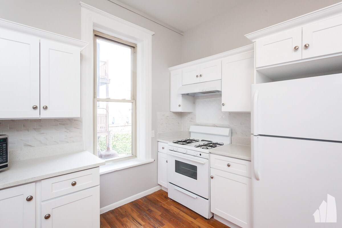 Building Photo - 900 W Newport Ave